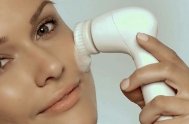 Cepillo limpiador facial: la solución para un rostro más joven